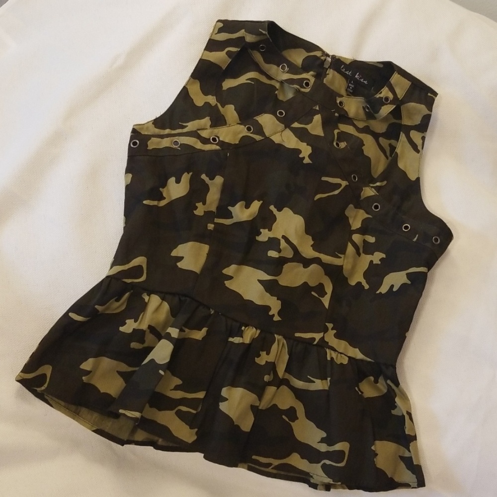 Peblum camouflage top